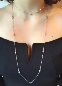 detalhe na modelo do colar semijoia longo com ponto de luzes em zircônias detalhados banhado a ródio negro