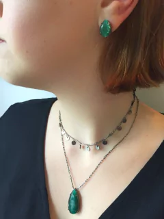 detalhe na modelo do conjunto semijoia gota calcedônia esmeralda banhado a ródio negro