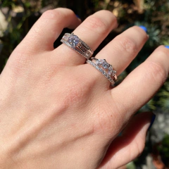 detalhe combinação com o anel semijoia meia-aliança pedrinhas zircônias banhado a ródio