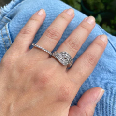 detalhe da combinação com o anel 3 linhas cravejadas de zircônias banhado a ródio