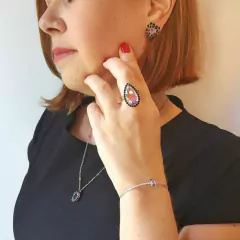 detalhe combinação com a pulseira semijoia ajustável com cristal ametista e riviera em zircônias banhada a ródio