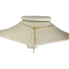 fecho do colar semijoia em formato de olho grego com pedra quartzo rosa banhado a ouro 18k