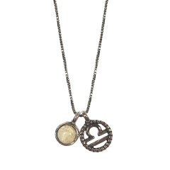 detalhe do colar semijoia do signo Libra com pedra amazonita bege em prata envelhecida