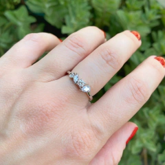 detalhe do anel semijoia meia-aliança pedrinhas zircônias banhado a ródio