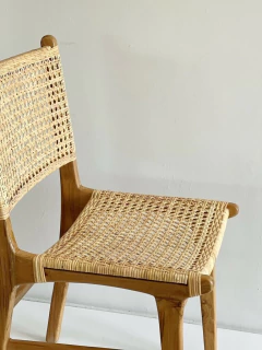 Silla KoSamui con estructura de madera y asiento de trenzado natural.