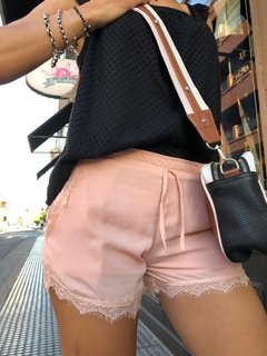 SHORT GASA ROSA CON PUNTILLA