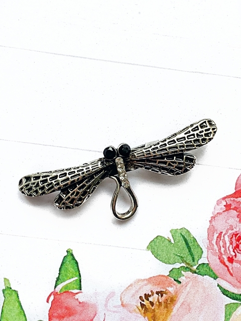 Prendedor libelula plateado LIV