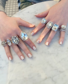 Anillo plateado grande de strass HELGA - Gabriella Capucci