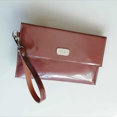 PAULA - Sobre en charol forrado en cuero