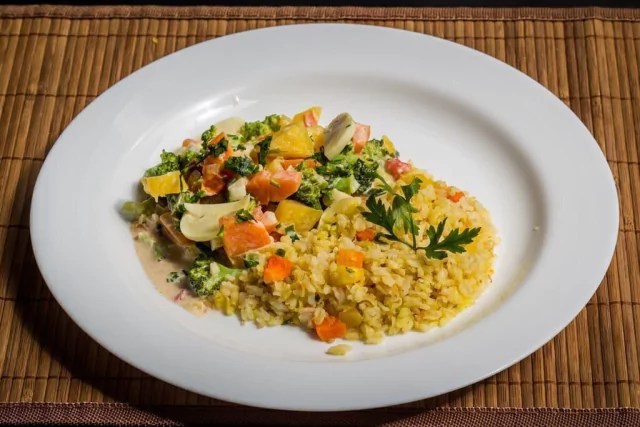 Estrogonofe de Legumes com Arroz Integral (350g) Estrogonofe de Legumes com Arroz Integral (350g)