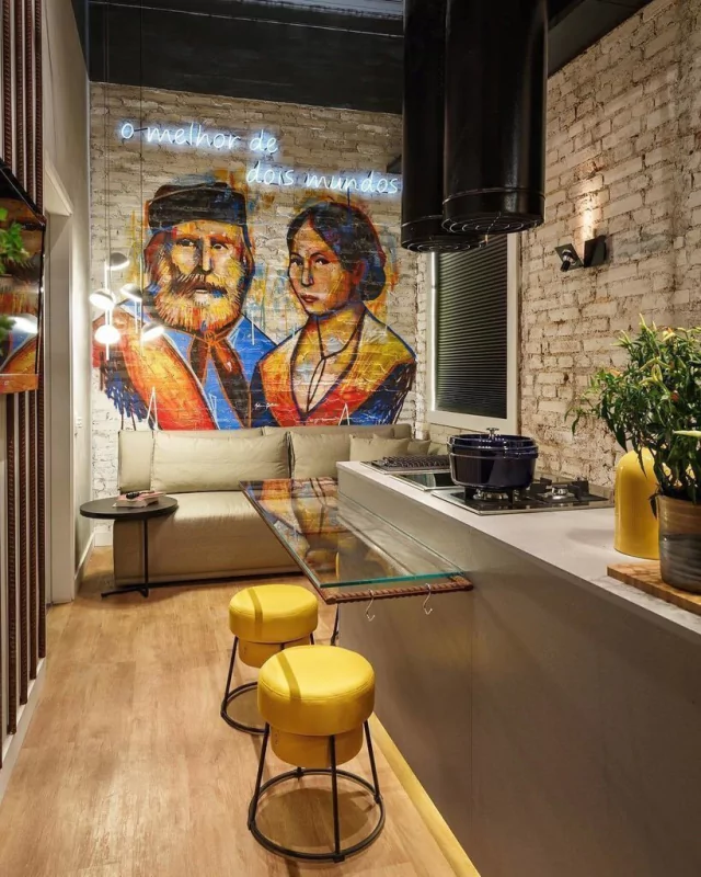 Ambiente Casa Cor com Tamborete Rolha Amarelo, Sofa Doble e Mesa Lateral Ronda