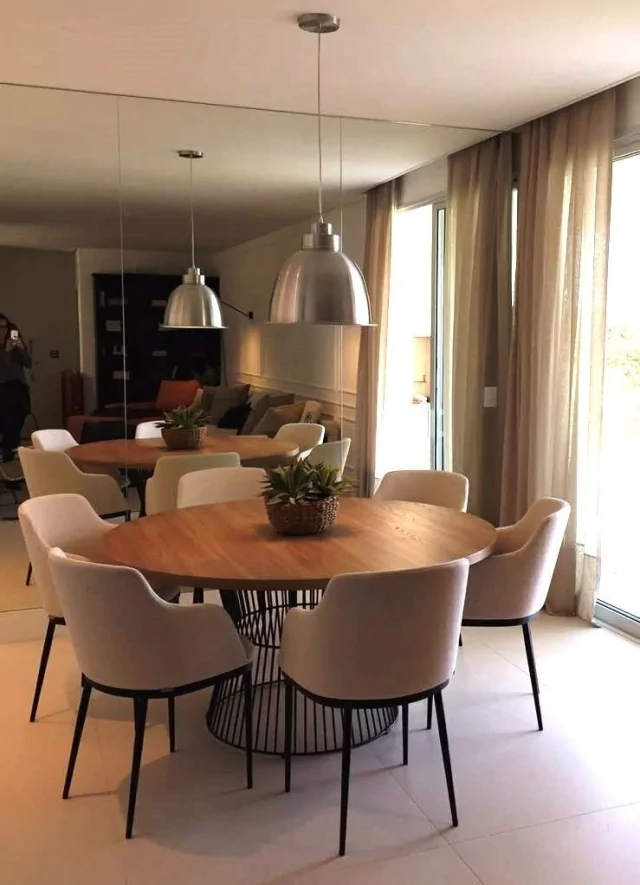 Sala de Jantar com Mesa Redonda e Cadeiras com Braço