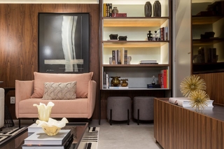 Sala apartamento - projeto arquiteta Mariana Pesca - Poltrona Maiorca de costas no suéde coral.