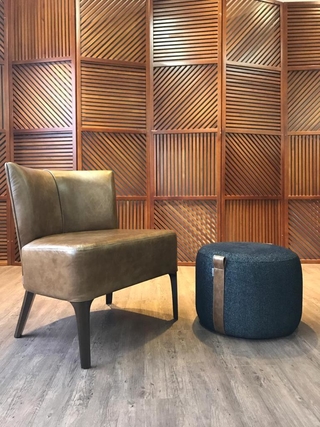 Poltrona Couro Natural Envelhecido  com Puff Cinza Chumbo M.ttisa