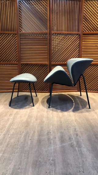 Poltrona e Puff Clássicos Mittisa Cinza Escura