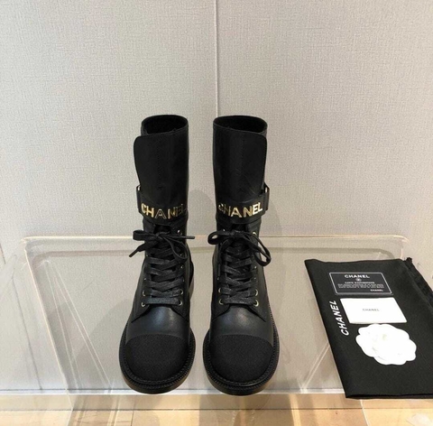 Bota CC coturno cadarço logo dourado