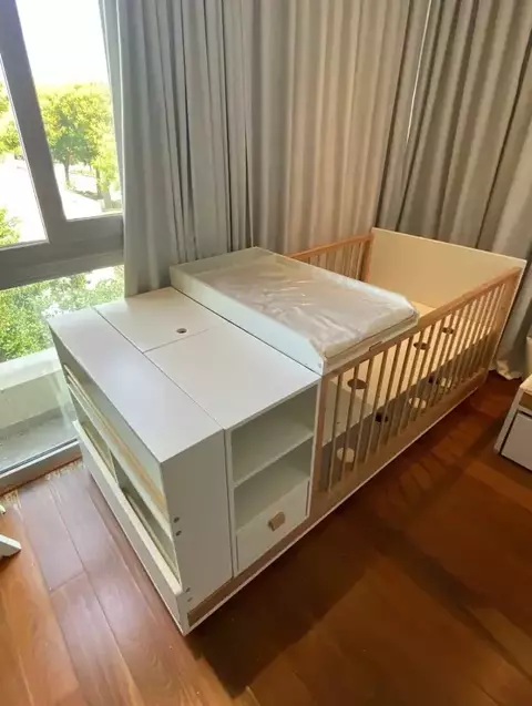 Cuna funcional Carol con carro, diseñada para maximizar el espacio, con un cambiador integrado y un diseño moderno en tonos claros.