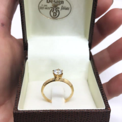 Anel Solitário Com A Pedra Zircônia Em Ouro 18kl/750 na internet