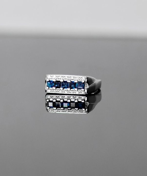 Anillo oro blanco 18 kltes engarsado con diamantes y zafiros azules