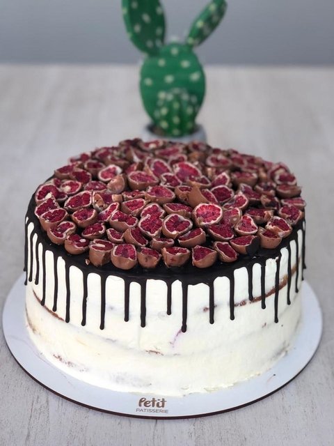 TORTA RELLENA DE 3.5 KG DECORACIÓN CON FRANUI Y DRIP CAKE