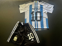 Kit Niño Argentina Titular 2023 Messi con parche campeon - Janisal Deportes