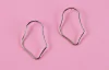 Aretes plateados forma abstracta