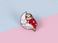 Pin oso perezoso durmiendo en la luna