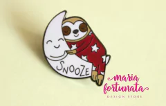 Pin oso perezoso durmiendo en la luna - comprar online