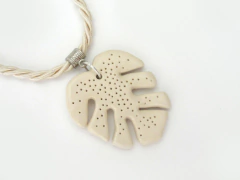 Dije Hoja Monstera blanco mate en cordón trenzado en internet