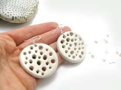 Aros grandes calados blanco mate con plata - tienda online