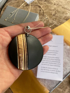 Dije lustre de oro en gargantilla con perlas y ágatas - Deka Cerámica
