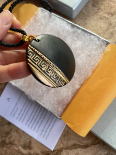 Dije greca de oro en cordón ajustable en internet