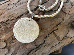 Medallón mandala blanco mate en relieve en cordón trenzado