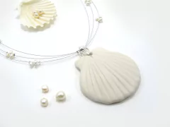 Dije shell en gargantilla con perlas y plata