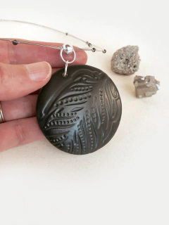 Medallón negro mate en relieve en gargantilla con piedras y plata - Deka Cerámica