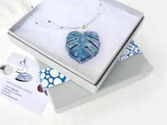 Dije Monstera azul en gargantilla con piedras y plata - tienda online
