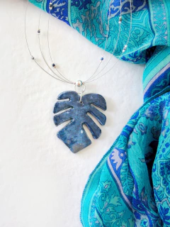 Dije Monstera azul en gargantilla con piedras y plata - Deka Cerámica