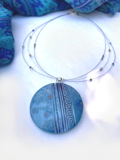 Medallón Tulum celeste en triple gargantilla con lapislázuli y perlas - tienda online