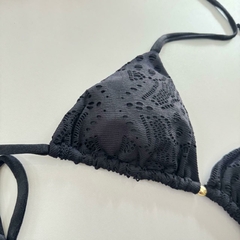 Biquíni Fio Dental Preto com Textura em Malha na internet