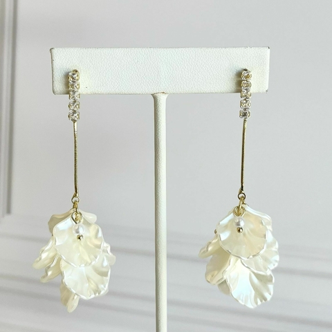 ARETES DE NOCHE LARGOS TIRA ZIRCONIAS Y PETALOS PERLA