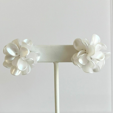 ARETE DE NOCHE FLOR BLANCA VARIOS PETALOS