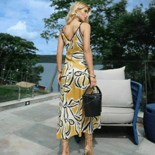 Vestido alcinha amarelo com estampa floral