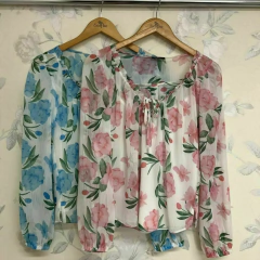 BLUSA FLORAL MG LONGA C/ BABADINHOS
