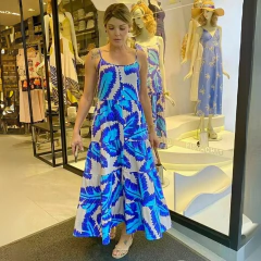 Vestido longo de linho estampado em azul e branco, com detalhes de folhas.