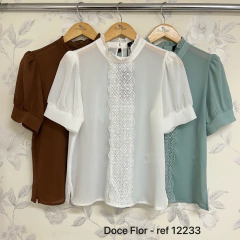 BLUSA GOLA ALTA COM DETALHE RENDA - Jennyfer Modas