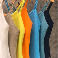 Regata lisa com alça trançada na internet