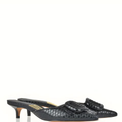 Sandália slingback de salto médio com estampa de piton na cor preta.