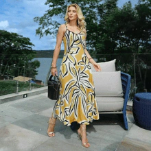 Vestido alcinha com estampa de folhas