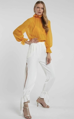 Blusa Chiffon De Seda Açafrão Gola Alta Com Top - comprar online