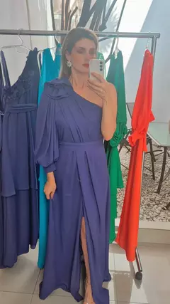 Vestido Longo Um Ombro Só Com Flor e Faixa na Cintura Fenda na Saia - LOJA ANTONIA VALLADÃO